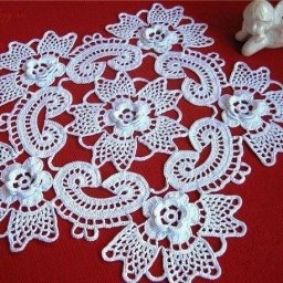 Ажурная салфетка из нежных мотивов, связанных крючком