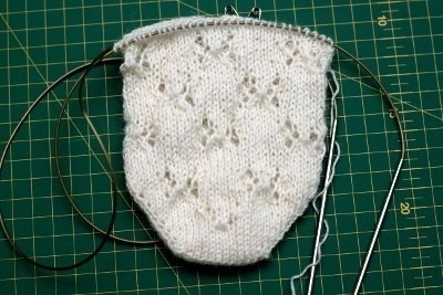 Миленькие короткие носочки на лето спицами