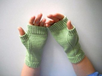Салатовые митенки из верблюжьей шерсти — яркий акцент в холодное время