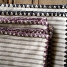 Обвязываем крючком край салфетки