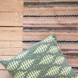 Подушка крючком с жаккардовым узором "Листья"