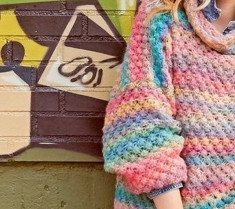 Яркий свитер оверсайз