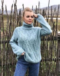 Голубой свитер спицами