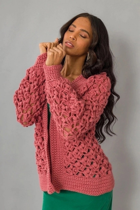 Розовый жакет, связанный крючком крупной вязкой