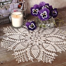Красивая круглая салфеточка, связанная крючком
