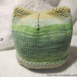 Милая шапочка, связанная спицами
