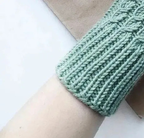 Варежки мятного цвета, вяжем спицами