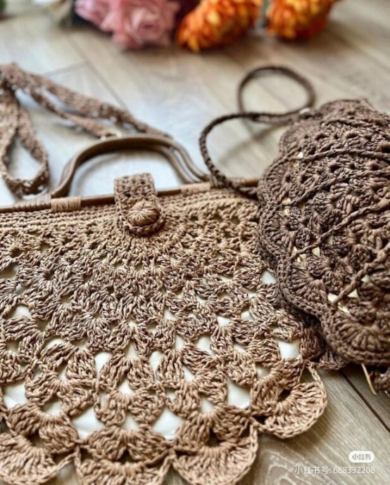 Сумка в форме полукруга &mdash; это тот самый летний акцент, который делает образ завершённым