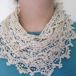 Вязаный шарфик с украшением из бусинок