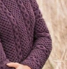 Свитер цвета баклажана, связанный одним полотном Свитер цвета баклажана, связанный одним полотном