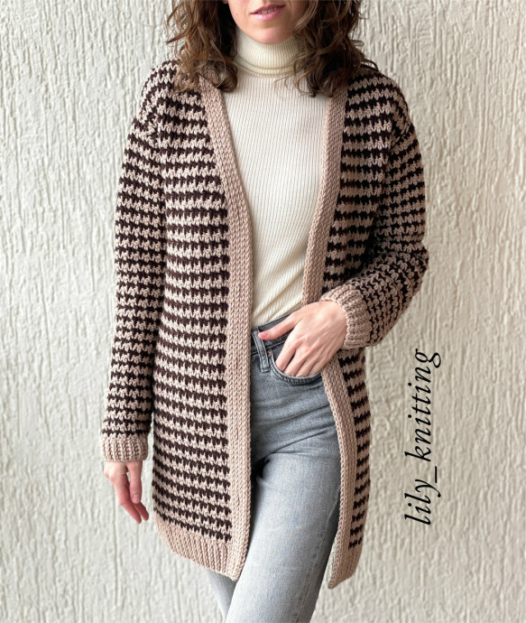 Кардиган связан крючком узором &laquo;гусиная лапка&raquo;.