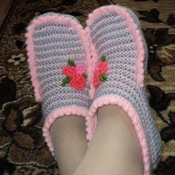 Милые тапочки, вязаные спицами
