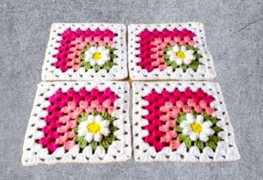 Разные цветовые сочетания в бабушкином квадрате