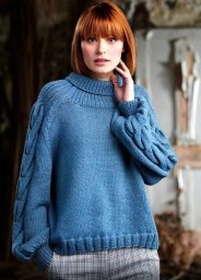 Свитер спицами с объёмными косами на рукавах