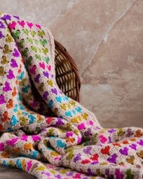 Плед с сердечками, связанный крючком: тепло и любовь в каждой петле