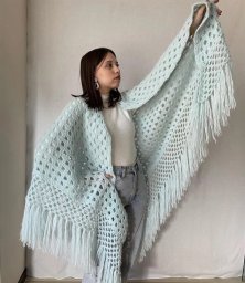 Нежно голубая шаль крючком