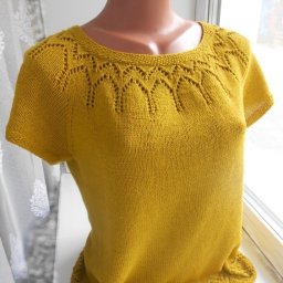 Яркий топ спицами