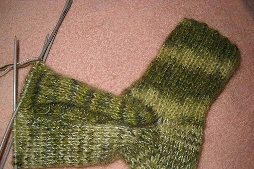 Носки с укреплённой пяткой и подошвой спицами