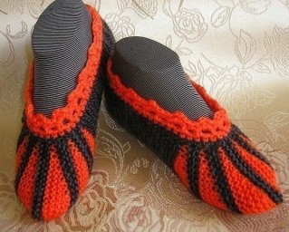 Вяжем симпатичные тапочки-следки