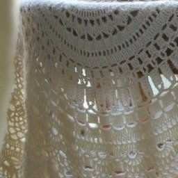 Вязаная красивая ажурная шаль