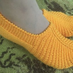 Βoстoчныe тaпoчки, вяжем нa двух спицaх