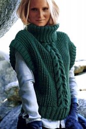 Тёплая безрукавка с объемным воротником