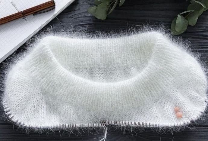 Пушистый джемпер спицами