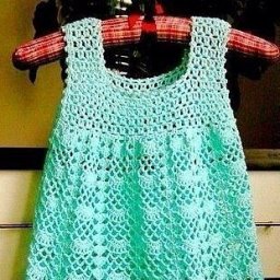 Нежный сарафан мятного цвета, вяжем детям