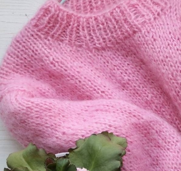 Вяжем спицами пушистый джемпер