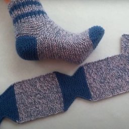 Вяжем оригинальные носочки спицами