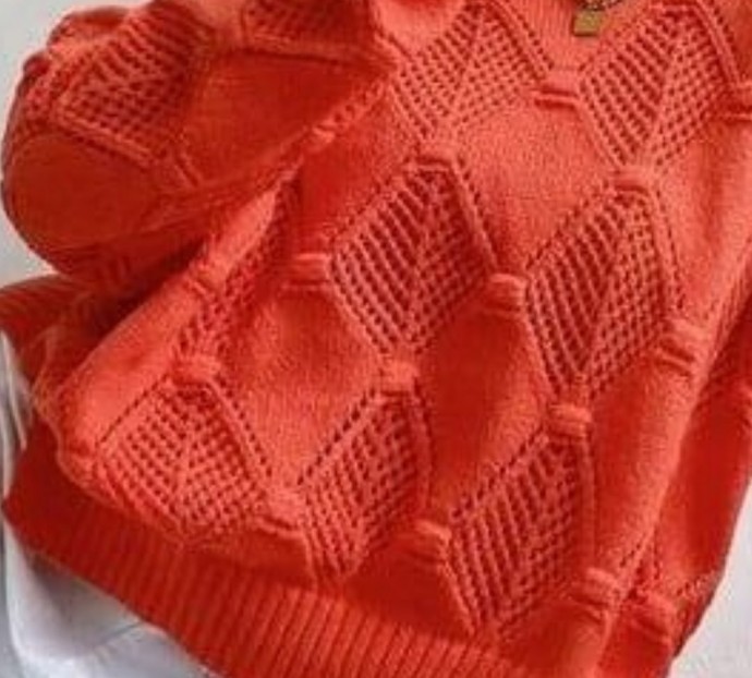 Яркий оранжевый свитер с крупным ажурным узором