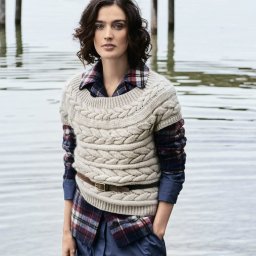 Светлая жилетка с объёмными косами