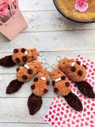 Вяжем брелок в виде бобра, вяжем крючком