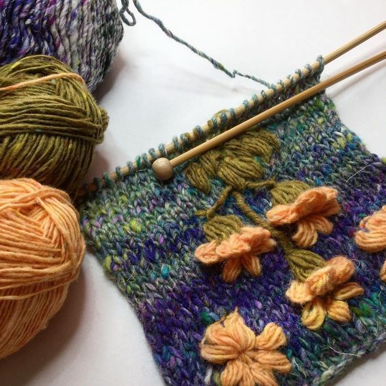 Идеи, как можно украсить вязаное полотно интересными штрихами