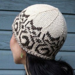 Шапочка спицами с кошачьим узором