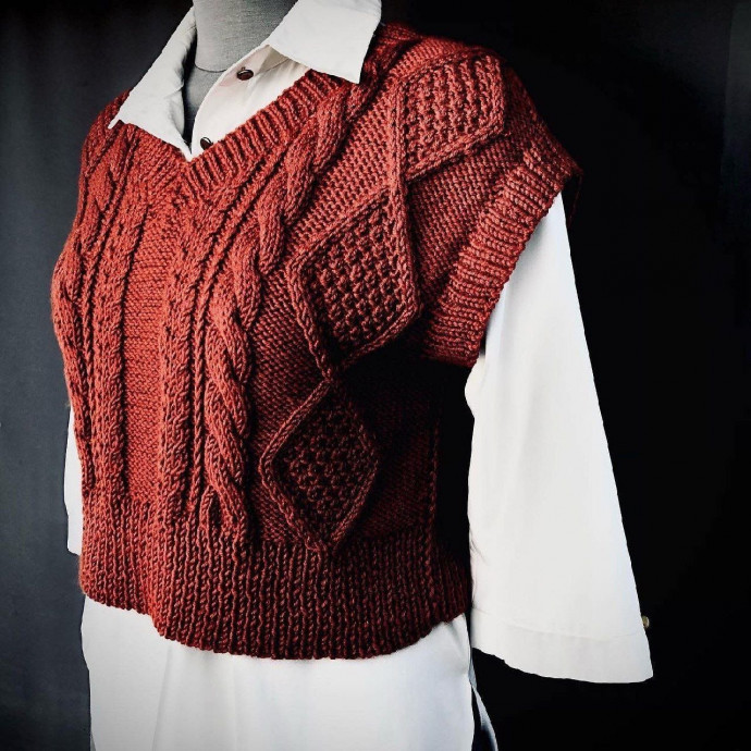 Эффектный жилет спицами