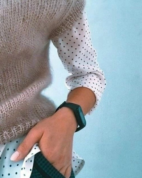 Пудровый жилет, связанный спицами — вещь, делающая образ мягким, женственным и современным