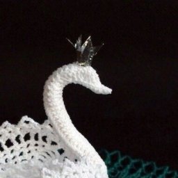 Декоративные лебеди, связанные крючком