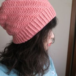 Нежная шапочка спицами