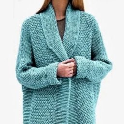 Уютный жакет с несложным узором спицами