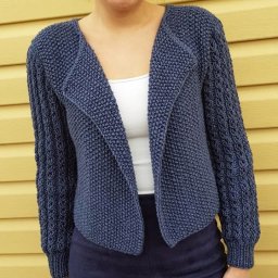 Вязаный спицами жакет