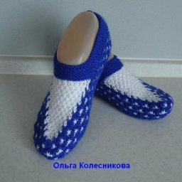 Вяжем спицами двухцветные тапочки-носочки