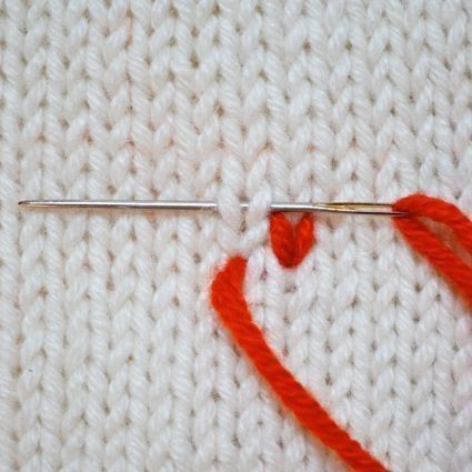 Вышивать по вязаному полотну просто!