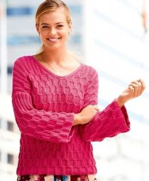 Розовый пуловер узором "Соты"