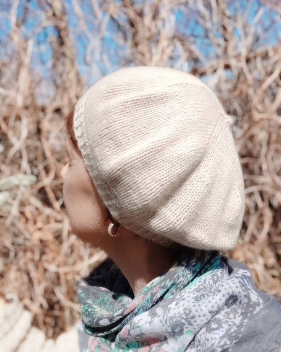 Нежный берет на весну, связанный спицами &mdash; лёгкий акцент с настроением