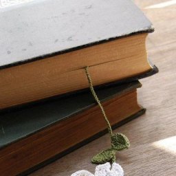 Простые вязаные закладки для любителей читать бумажные книги