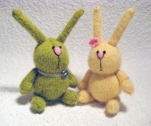 Забавные зайки и котики, вязанные спицами