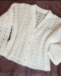 ​Молочный кардиган — это та самая вещь, которая делает образ нежным