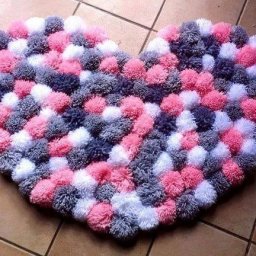 Как "пристроить" остатки пряжи? Сделать коврик из помпонов!