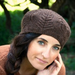 Берет от Alana Dakos, вязаный узором «Папоротник»